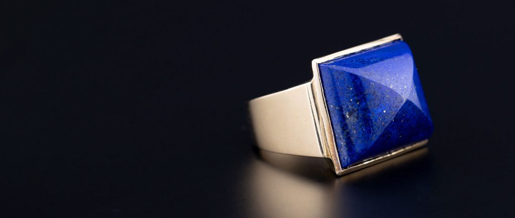 Demi or 750/1000 et Lapis Lazuli pyramidal, Luc Atgé bijoutier joaillier Castres Tarn.