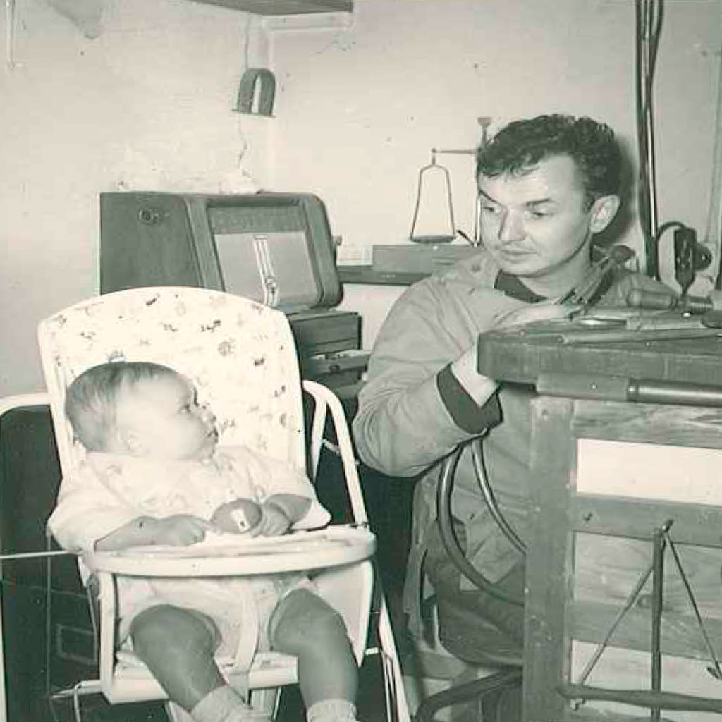 Luc Atgé et son père dans l'atelier.
