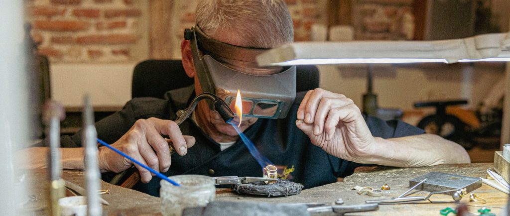 Luc Atgé artisan joaillier à Castres dans le Tarn.